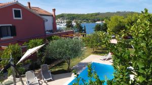 - une vue sur la maison et l'eau dans l'établissement Villa Marin, à Sutomišćica