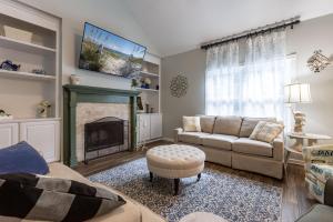 un soggiorno con divano e camino di Southern Charm a Bon Secour