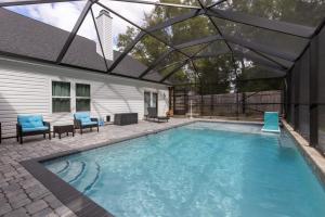 una piscina con tetto retrattile di Southern Charm a Bon Secour