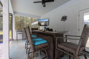 una sala da pranzo con tavolo e sedie di Southern Charm a Bon Secour