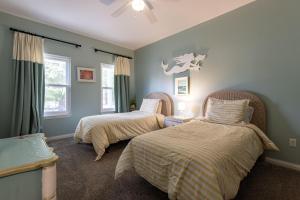 una camera da letto con due letti e una finestra di Southern Charm a Bon Secour Altre 29 foto