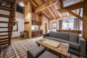 una sala de estar con un sofá y una mesa en Hotel Roklina, en Hrabušice