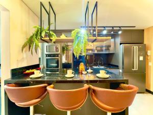 Η κουζίνα ή μικρή κουζίνα στο Aptos completo PÉ NA AREIA em Barra Velha em condomínio Resort com Spa, Piscina, quadra de futebol, Sala de jogos, brinquedoteca, Complexo com diversos comércios +21 φωτογραφίες