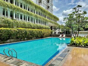 Swimmingpoolen hos eller tæt på Cozy studio Apt Altiz Bintaro W Pool & Netflix