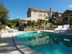 Bazén v ubytování Vickovi nebo v jeho okolí