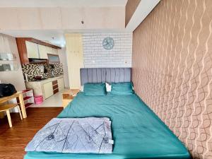 En eller flere senge i et værelse på Cozy studio Apt Altiz Bintaro W Pool & Netflix