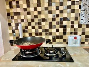 Køkken eller tekøkken på Cozy studio Apt Altiz Bintaro W Pool & Netflix