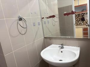 Et badeværelse på Cozy studio Apt Altiz Bintaro W Pool & Netflix + 5 billeder