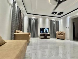 Μια τηλεόραση ή/και κέντρο ψυχαγωγίας στο Charming 2 Bedroom House in Vibrant Ablekuma Olebu