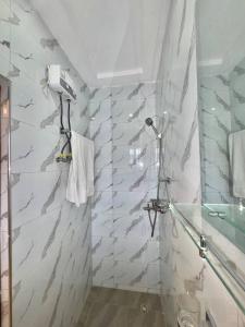 Ένα μπάνιο στο Charming 2 Bedroom House in Vibrant Ablekuma Olebu