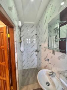 Ένα μπάνιο στο Charming 2 Bedroom House in Vibrant Ablekuma Olebu