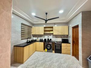 Η κουζίνα ή μικρή κουζίνα στο Charming 2 Bedroom House in Vibrant Ablekuma Olebu +44 φωτογραφίες