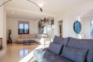 un salon avec un canapé et une table dans l'établissement Ferienvilla Malvasia Mit Swimmingpool Auf Kreta, à Roúpai