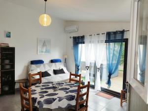 Ένα ή περισσότερα κρεβάτια σε δωμάτιο στο Le Petit Port du Loiron 17 Charente Maritime