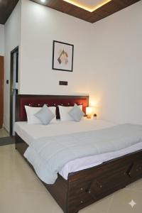 Una cama o camas en una habitación de Monishka PALACE