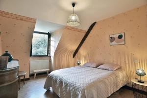 Un dormitorio con una cama grande y un piano. en Sylnat - Proche de la mer, en Les Rues