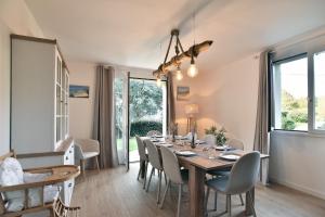Un comedor con mesa y sillas en Sylnat - Proche de la mer, en Les Rues