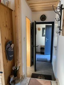 ein Flur mit einer Tür, die in einen Raum führt in der Unterkunft Ferienhaus für 2 Personen ca 40 m in Vichtenstein, Oberösterreich Donau Oberösterreich in Vichtenstein + 17 Fotos