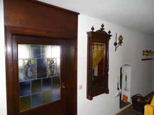 Cette chambre dispose d'une porte avec un miroir. dans l'établissement Haus Victoria, à Schöllnach 16 autres photos