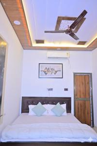 Una cama o camas en una habitación de Monishka PALACE