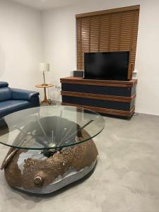 Μια τηλεόραση ή/και κέντρο ψυχαγωγίας στο COWES Detached House 3 mins walk from town +43 φωτογραφίες