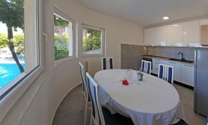 Kuchyň nebo kuchyňský kout v ubytování Geräumiges Ferienhaus In Omiš Mit Privatem Pool + 31 fotografií