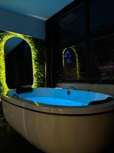 una vasca da bagno in una stanza con vista sulla città di Mirante Experience SP - Banheira com Hidro e TV 70 - Luxo, Conforto e Vista Incrível no Centro De São Paulo a San Paolo