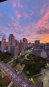 uno skyline cittadino con una strada trafficata in primo piano di Mirante Experience SP - Banheira com Hidro e TV 70 - Luxo, Conforto e Vista Incrível no Centro De São Paulo a San Paolo