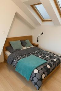 une chambre avec un grand lit dans un grenier dans l'établissement Ksandramare, à Dziwnówek