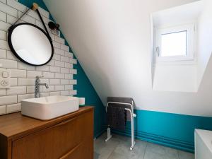 ein Badezimmer mit Waschbecken und Spiegel in der Unterkunft Maison de village rénovée pour 12 pers avec jardin et jacuzzi proche Loudenvielle - FR-1-695-89 in Adervielle + 9 Fotos