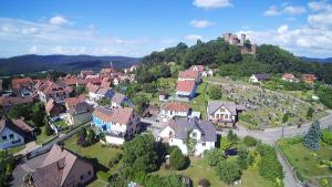 - une vue aérienne sur une ville avec un château sur une colline dans l'établissement Wohnung Du Coucou In Lichtenberg, à Lichtenberg