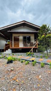 une maison avec un porche et un balcon dans l'établissement Cha homestay, à Phanom