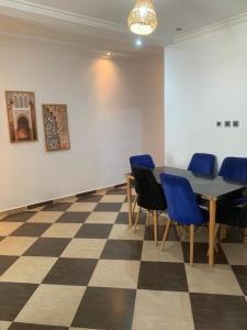 a conference room with a table and blue chairs at Appart bacha in Kenitra