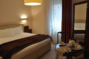 una camera d'albergo con letto e specchio di Casa Ardizzoni a Bologna