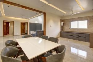 uma sala de conferências com uma mesa branca e cadeiras em Gardenia Villa by Ovi Resort em Jāmb