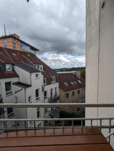 d'un balcon avec vue sur certains bâtiments. dans l'établissement Stadtnah an der Förde 27 3 OG R, à Flensbourg 21 autres photos