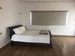 En eller flere senge i et værelse på 416 Beach house + 9 billeder