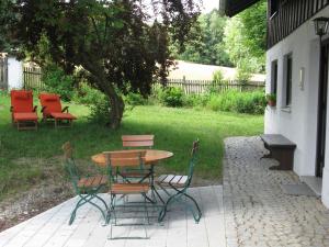 une table et des chaises assises autour d'une table et d'une table avec des chaises dans l'établissement Haus Victoria, à Schöllnach