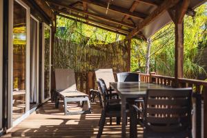 Un patio con una mesa y sillas en una terraza. en Nova Lodges, en Grimaud