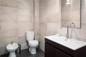 a bathroom with a toilet and a sink at Finca Mit Terrasse in Tondela