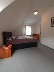 una camera da letto con un letto grande e una finestra di Fewo Stricker 33 a Walkenried