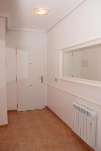 Ein Zimmer mit weißen Wänden, einem Fenster und einem Heizkörper in der Unterkunft Ferienhaus mit Privatpool für 8 Personen ca 146 m in Estrella de Mar, Murcia Costa Calida in Los Urrutias