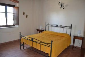 Ένα ή περισσότερα κρεβάτια σε δωμάτιο στο Zwei Zimmer Wohnungen Im Ersten Stock Mit Kleinem Außenbalkon