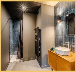 un bagno con lavandino e doccia di Le Château Ambulant a La Baume Altre 41 foto