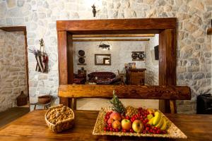 a table with a bowl of fruit and a mirror at Historische Steinvilla Heaven Für 11 Personen in Gornji Muć