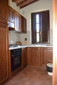 Η κουζίνα ή μικρή κουζίνα στο Superior Drei Zimmer Wohnung Mit Garten Und Pavillon