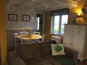 ein Wohnzimmer mit Sofa und Tisch in der Unterkunft Ferienhaus für 5 Personen ca 100 m in De Panne, Flandern Plopsaland und Umgebung in De Panne