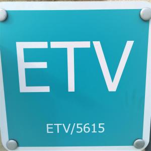 ein blaues Schild mit dem Text in der Unterkunft Helles und modern eingerichtetes Ferienhaus mit eigenem Pool und sonniger Terrasse in Cala Bona