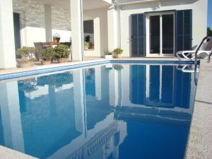 ein Pool mit blauem Wasser in einem Haus in der Unterkunft Helles und modern eingerichtetes Ferienhaus mit eigenem Pool und sonniger Terrasse in Cala Bona