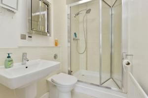 ein Badezimmer mit Dusche, Waschbecken und Toilette in der Unterkunft Executive apartment in central Milton Keynes in Milton Keynes